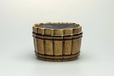 Икорница в виде бочонка с черной икрой